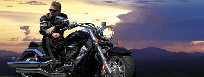 Acessórios essenciais para motociclistas: como criar um visual resistente